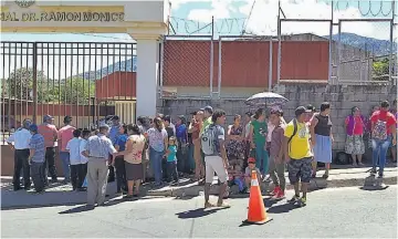  ??  ?? Apoyo. En el Juzgado de Santiago de María, un grupo de personas llegaron a mostrarle el apoyo a José Alfredo Portillo López, quien está acusado de agresiones sexuales en contra de una alumna de 10 años.