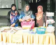  ??  ?? HASIL kraftangan asnaf Pusat Zakat Sabah.