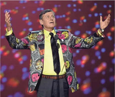  ?? KEVIN WINTER, GETTY IMAGES ?? Craig Sager was awarded the Jimmy V Award in June, above, and inducted into the Sports Broadcasti­ng Hall of Fame this week.