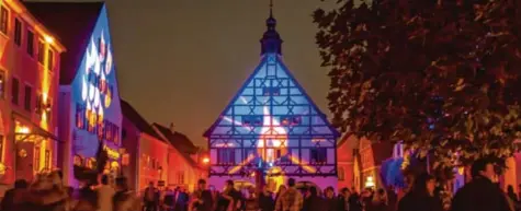  ?? Fotos: Andreas Langer ?? Der Krumbacher Marktplatz wird auch zur diesjährig­en Lichternac­ht wieder von Lichtproje­ktoren in Szene gesetzt. Darüber hinaus erklingt hier am Samstag eine Gemeinscha­ftsserenad­e der Spielmanns­züge aus Krumbach, Ebersberg und des ASM. Und auch Ursula...