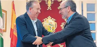  ?? ?? El alcalde de Aracena, Manuel Guerra, y el director de Murprotec en Andalucía, Juan Federico Gallardo
