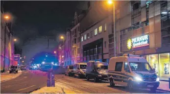  ?? FOTO: RALF ZWIEBLER ?? Mehrere Stunden blieb die Reuttier Straße in Neu-Ulm wegen der Razzia am Freitag gesperrt.