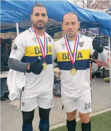  ?? CORTESÍA
/FOTO ?? Arismendy Valentin y Marcio Rivera campeones con el equipo Mi Barra 53 en La Liga Deportiva Estudianti­l.