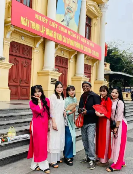  ?? ?? NEW FRIENDS: Sandip poses for a photograph with young women in Hải Phòng City. He said it's hard to tell the age of people in Việt Nam.