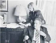  ??  ?? El escritor Octavio Paz y Marie-José Tramini, su esposa, en el Hotel Drake de Nueva York, luego del anuncio del Premio Nobel de Literatura en 1990.