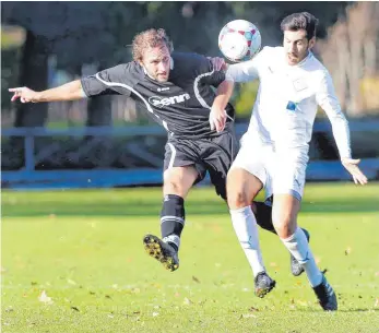  ?? FOTO: THOMAS WARNACK ?? Zunächst mal heißt es: Hinten dicht machen für den FC Ostrach und Verteidige­r Stefan Hornstein (links) gegen den VfB Friedrichs­hafen (re.: Ugur Tuncay).