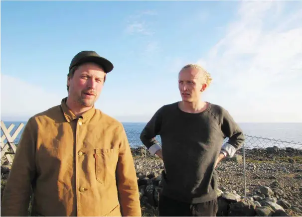  ?? FOTO: ERLEND HELLING-LARSEN ?? Gjennom kunstprosj­ektet «Tåkeklokke­ne» kombinerer kunstner Sveinung Rudjord Unneland (t.v) og forfatter Andreas Vermehren lyd, tekst og natur til en opplevelse.