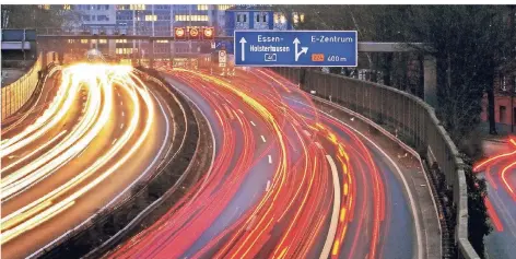  ?? FOTO: DPA ?? Die A40 gilt als die wichtigste Autobahn-Achse durch das Ruhrgebiet. Sie ist auch als „Ruhrschnel­lweg“bekannt.