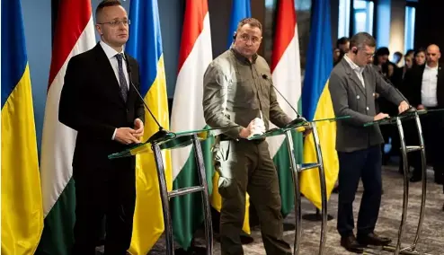  ?? ?? Le ministre hongrois des Affaires étrangères Peter Szijjarto, à gauche, avec son homologue ukrainien Dmytro Kuleba, à droite, à Kyiv, Ukraine, lundi 29 janvier 2024.