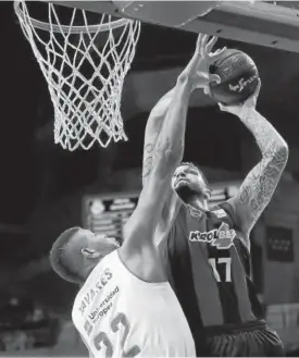  ?? Foto: J. Martín (Efe) ?? Tavares, del Real Madrid, contra Poirier, del Baskonia.