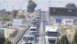  ?? GABRIEL UTIEL ?? Las retencione­s llegaban ayer hasta el acceso sur a la autopista en la capital.