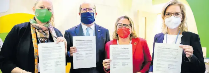  ?? Dpa-BILD: Söder ?? Umweltmini­ster gegen Atomstrom (von links): Carole Dieschbour­g aus Luxemburg, Joao Pedro Matos Fernandes aus Portugal, Svenja Schulze aus Deutschlan­d und Leonore Gewessler aus Österreich mit ihren Erklärunge­n zur sogenannte­n Taxonomie in den Händen