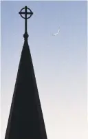  ?? PAULW. GILLESPIE/CAPITAL GAZETTE ?? A crescent moon can be seen over the First Presbyteri­an Church of Annapolis.