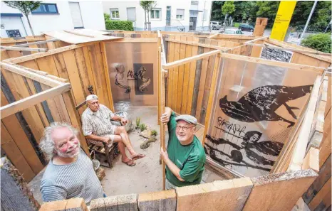  ?? FOTO: THOMAS SIEDLER ?? Rolf Siedler, Kurt Engel und Martin Jahn (von links) sind stolz auf ihren „Wirrgarten“vor dem Haus der katholisch­en Kirche. „Man kommt auf engstem Raum ganz schön rum“, sagt Siedler.