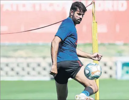  ?? FOTO: EFE ?? Diego Costa durante el entrenamie­nto de ayer con el resto de sus compañeros en la ciudad deportiva del Cerro del Espino