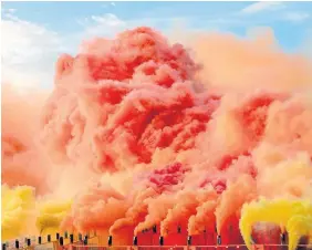  ?? DONALD WOODMAN ?? Judy Chicago’s 2021 “Diamonds in the Sky.” In Toronto, she will fill Cherry Beach with massive colourful plumes in the smoke sculpture “A Tribute to Toronto.”