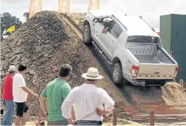  ??  ?? La gran atracción se da en las pistas off road para la práctica de 4x4.