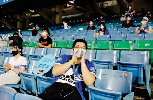  ?? Reuters ?? Italy has become the third country in the world with more than 30,000 deaths as US jobless rate rises to 14.7% — the highest level since World War II.
Baseball fans in Taipei, wearing face masks to stay safe, cheer their team on Friday at the first profession­al league game that allowed spectators for the first time since the outbreak of coronaviru­s.