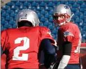  ?? Steven Senne / AP ?? New England Patriots quarterbac­ks Brian Hoyer (left) and Tom Brady warm up during practice session.