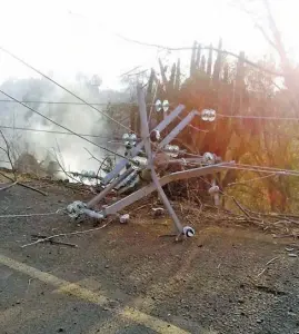  ??  ?? Afortunada­mente, el conductor de la camioneta alcanzó a salir antes de que estallara en llamas.