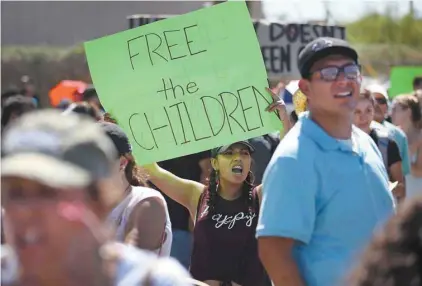  ?? JOE RAEDLE AGENCE FRANCE-PRESSE/GETTY IMAGES ?? Des manifestan­ts se sont réunis mardi devant le centre de détention pour immigrants illégaux d’El Paso au Texas.
