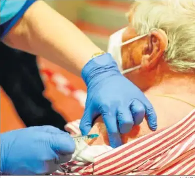  ?? J. C. VÁZQUEZ ?? Una enfermera administra una vacuna a una persona con más de 70 años.