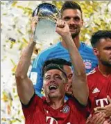  ??  ?? Seht her: Robert Lewandowsk­i hebt die Supercuptr­ophäe in die Höhe. Foto: Firo