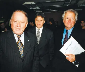  ?? PHOTO D’ARCHIVES ?? Bernard Landry aux côtés de l’ex-ministre de la Justice Paul Bégin et de l’ex-maire de Québec Jean-paul L’allier, au Centre national des nouvelles technologi­es de Québec, le 15 décembre 1999.