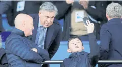  ?? REUTERS ?? Everton manager Carlo Ancelotti poses for a selfie with a young fan.