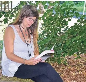  ?? FOTO: ANDREAS HORN ?? Sandra „Saga“Grünwald entführt ihre Leser auf eine spannende Reise. Ihr neues Buch hat die Solinger Autorin auch schon bei einer Lesung am Balkhauser Kotten vorgestell­t.