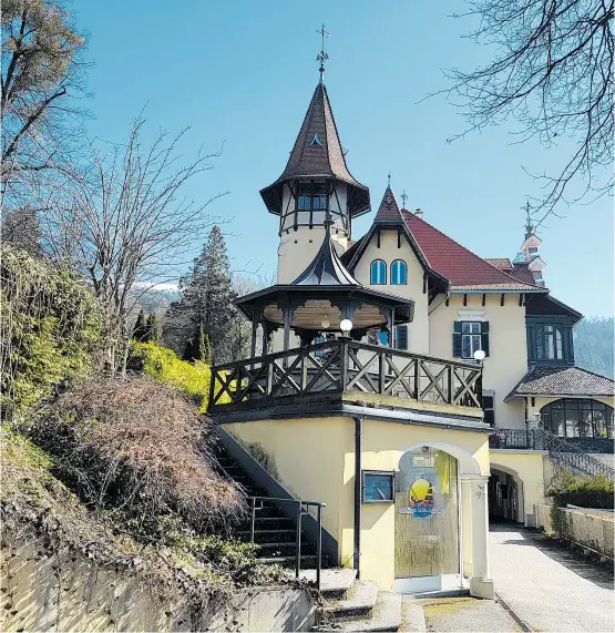  ??  ?? In der Villa Verdin knarzt die Holzstiege für alle, die das wollen. Dank der Millstätte­r Nachbarsch­aft sind die alten Mauern verpachtet und öffentlich zugänglich.