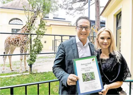  ?? BILD: SN/APA/HELMUT FOHRINGER ?? Philippa und Heinz-Christian Strache mit Giraffenda­me Fleur. Oder Sofie.