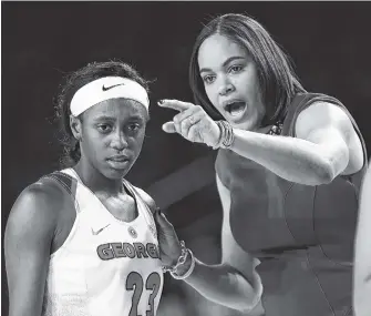  ?? THE ASSOCIATED PRESS ?? Georgia coach Joni Taylor speaks with guard Que Morrison during the game against Missouri on Thursday in Athens, Ga. The Lady Bulldogs are in the AP Top 25 for the first time in three years.