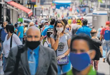  ?? FEDERICO PARRA/ AFP ?? En Caracas abrieron ayer los bancos y los comercios en el inicio del desconfina­miento.