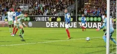  ??  ?? Der entscheide­nde Moment des gestrigen Abends: Robin Knoche trifft zum 1:0 für den VFL Wolfsburg und beseitigt die letzten Zweifel am Klassenerh­alt.