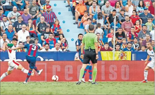  ??  ?? REMONTADA. Con el gol de Toño el Levante le dio la vuelta al partido y al final supo aguantar el resultado para dejar los puntos en casa.