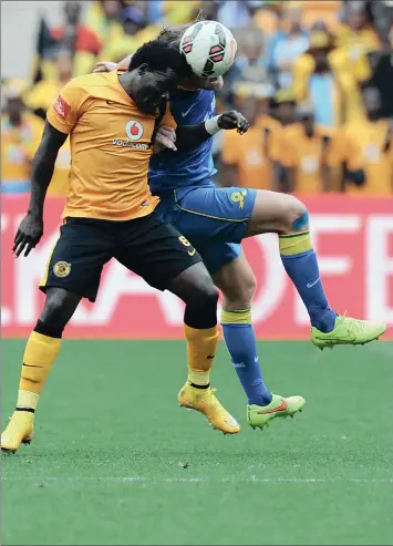  ?? PICTURE: GALLO IMAGES ?? PUTTING THEIR HEADS TOGETHER: Kaizer Chiefs’ Kingston Nkatha and Alje Schut of Mamelodi Sundowns battle for possession during their lacklustre 1-1 draw in the Premiershi­p at FNB Stadium on Saturday.