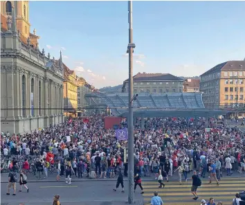  ?? 20MIN ?? Tausende Personen fanden sich am Bahnhofpla­tz in Bern ein.