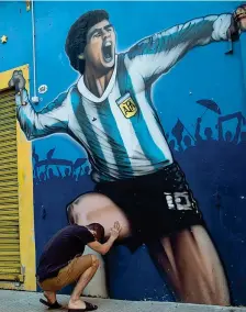  ?? (Ap) ?? Preghiera
Un uomo davanti a un murales di Maradona a Buenos Aires