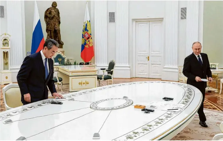  ?? Foto: Anton Novoderezh­kin/tass/action press ?? Präsident Putin (rechts) empfängt Chinas Direktor des Büros der Zentralen Kommission für auswärtige Angelegenh­eiten Wang Yi.