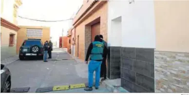  ?? M.C.I.C. ?? La Guardia Civil, en La Línea, ayer por la mañana.