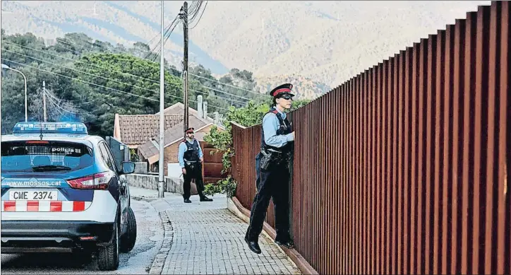  ?? ÀLEX GARCIA ?? Casa por casa. Una patrulla de los Mossos d’Esquadra echando un vistazo a una vivienda de una urbanizaci­ón de la Ametlla del Vallès, el viernes por la tarde