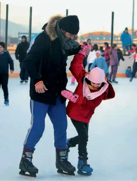  ??  ?? Cómplices. Padre e hija en la pista de hielo. Con la participac­ión de la cantante Adriana Barcia, Graciela compartió anécdotas de vida, fotos y hasta poemas en su show de corte intimista.