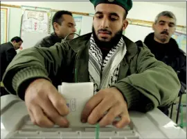  ?? PHOTOS: GETTY IMAGES ?? A Palestinia­n officer voting during the most recent election in 2006