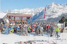  ?? FOTO: IMAGO ?? Ohne Saisonkräf­te vor allem in der Gastronomi­e ist der Betrieb in Winterspor­torten wie hier in Sölden im Ötztal undenkbar.