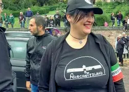  ??  ?? La maglietta Selene Ticchi D’Urso domenica scorsa a Predappio