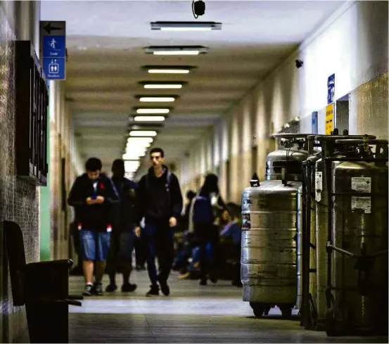  ??  ?? Estudantes em campus da Universida­de Federal do Rio de Janeiro