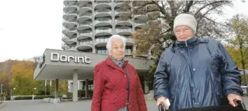  ?? Fotos: Annette Zoepf ?? Elsbeth Liegmann und Anneliese Binninger (von links) leben vorübergeh­end im Hotelturm.