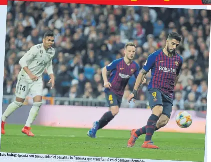  ?? FOTO: PEP MORATA ?? Luis Suárez ejecuta con tranquilid­ad el penalti a lo Panenka que transformó en el Santiago Bernabéu