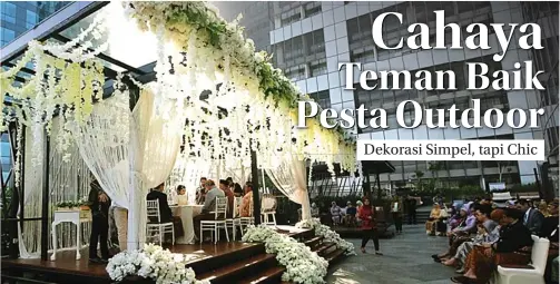  ?? RESVIA AFRILENE/JAWA POS ?? ROMANTIS: Desain dekorasi kreasi Ellen Anatasia untuk proses akad nikah yang berlangsun­g di salah satu rooftop hotel di Surabaya.